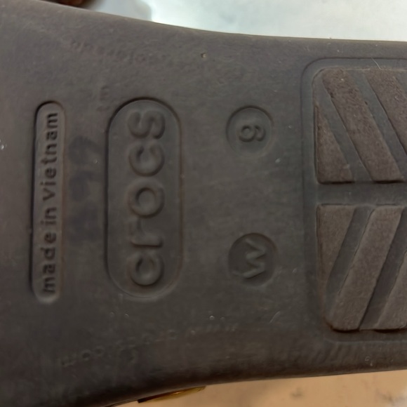 Crocs Sandals Women's Sanrah Gold Beveled Circle Casual Flip Flops Size 9 - Picture 2 of 13